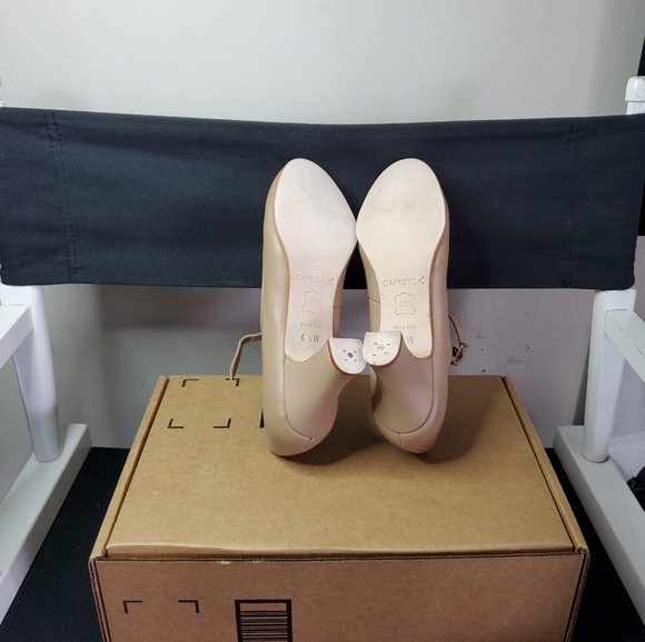 CAPEZIO Womens Manhattan Character Shoe Size 6.5 W - Picture 8 of 10